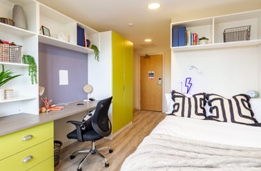 Bronze En Suite, The Barn, Bampfylde Street, Newtown, Exeter - Image 2